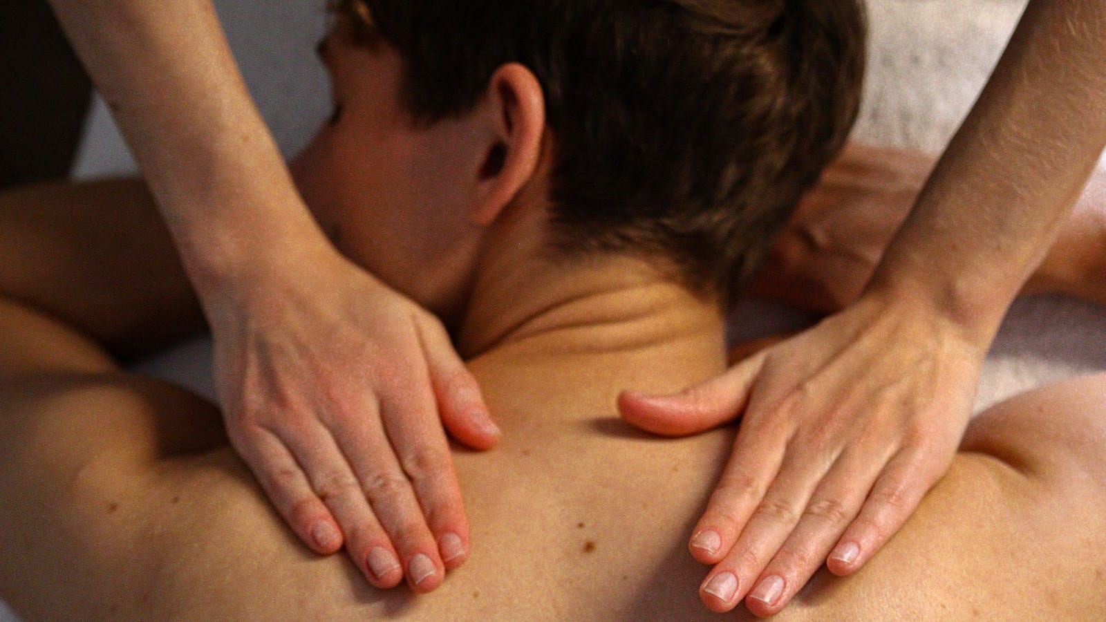 Kvinna masserar en man, hem massage Malmö